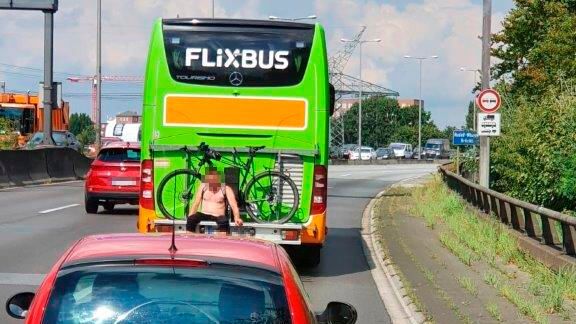 Betrunken und oben ohne nutzte ein 28-Jähriger einen Flixbus als Mitfahrgelegenheit.(Bild:  Polizei Berlin)