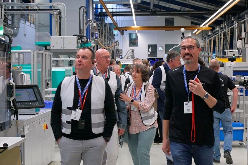 Ein Highlight des "Treffpunkt Werkzeugbau" war der Rundgang durch die Fertigung des Werkzeugbau- und Spritzgießspezialisten. Die Mitarbeiter beantworteten zudem alle Fragen der Besucher - unter ihnen auch direkte Wettbewerber - mit großer Offenheit und Transparenz.(Bild:  Maschinenmarkt/rw)