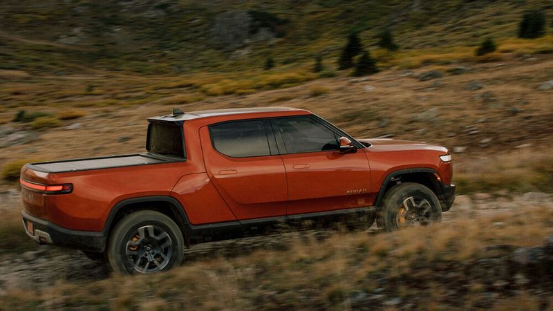 Die ersten Exemplare werden mit einer 135 kWh-Batterie ausgeliefert und kommen in der offiziellen Norm auf eine Reichweite von 505 Kilometern. (Bild: Rivian)