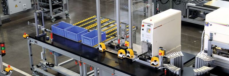 Beispiel eines teilautomatisierten Handmontageplatzes inklusive der Zuführung und einzelner automatischer Prozesse. Beispiel eines teilautomatisierten Handmontageplatzes inklusive der Zuführung und einzelner automatischer Prozesse.