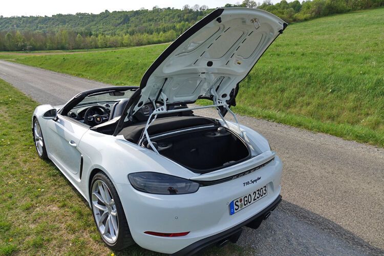 Darin wird dann das Verdeck verstaut. An das Gepäckfach kommt man übrigens nur, wenn das Verdeck offen ist. Wirklich praktisch ist das nicht. (Bild: Schreiner/»kfz-betrieb«)