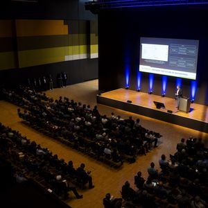 650+ Sitzplätze im Plenum und zusätzlich drei parallele Vortragsräume(Bild:  INNEO Solutions GmbH)