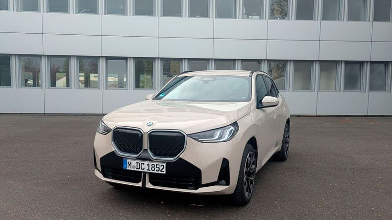 Die 2024 gestartete vierte Generation des BMW X3 besitzt die typische auffällige Niere der meisten BMW-Modelle der letzten zehn Jahre. Mit der Neuen Klasse zieht nun eine neue Designsprache ein. (Bild: Mauritz – VCG)