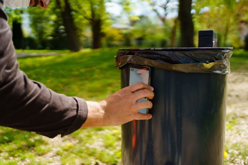 Das Programmieren der Chips ist laut „EineStadt“ mit jedem handelsüblichen Smartphone vor Ort möglich (© EineStadt )