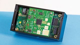 Die Sensoranwendung des Projekts RoKoRa besteht aus 16 Radarmodulen, die jeweils aus einem 77-GHz-Frontend des Fraunhofer IAF bestehen.  (Fraunhofer IAF)