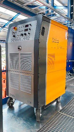 Vielseitigkeit und einen sehr weiten Schneidbereich bietet die Plasmastromquelle „HiFocus 440i neo“ von Kjellberg, die in der Microstep-MG installiert ist. Sie sorgt beim Plasmarotator für die notwendige Power zur 3D-Bearbeitung unterschiedlicher Materialien in diversen Stärken. (Bild: Microstep Europa)