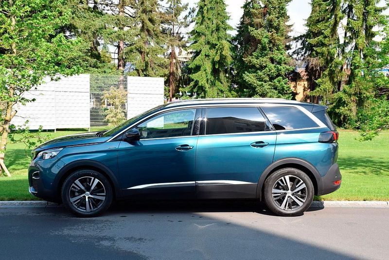 Mit seinem Riesen-Radstand sieht der 5008 lang aus, bleibt mit 4,64 Metern Gesamtlänge aber stadttauglich. (Jan Rosenow)