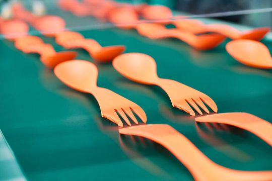 At FIP 2026, an electric Allrounder 1000 e Trend is automatically producing reusable multifunctional cutlery.(Source:  Arburg)