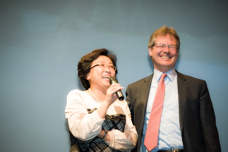 Vogel X-Mas Party 2012 im VCC in Würzburg    Vogel Geschäftsführerin Lucy Xiao aus China mit Stefan Rühling bei einer gemeinsamen Weihnachtsrede.  Weitere exklusive Bilder zur Vogel Weihnachtsfeier finden Sie auf unserer Facebook-Fanpage. Jetzt reinschauen und Fan werden. Wir freuen uns über jeden Like. (Bild: Marcel Gollin/Vogel Business Media)