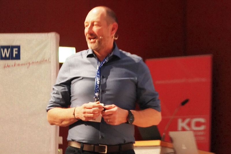 Der erfahrene Berater Markus Rausch von Tebis Consulting zeigte unter anderem, was der gezielte, sinnvolle und kritisch begleitete Einsatz von Künstlicher Intellgenz (KI) bereits heute im Werkzeugbau erreichen kann. (Bild: Maschinenmarkt/rw)