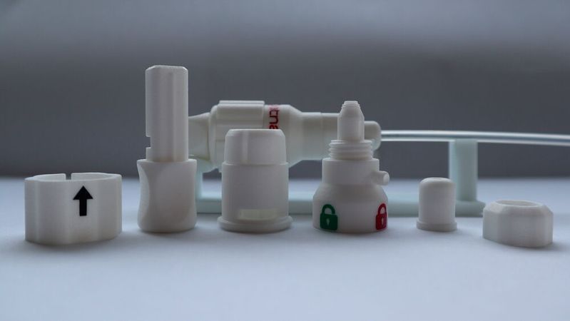 1zu1 hat sechs 3D-Druck-Bauteile für den Handgriff des innovativen Verschluss-Implantats von Qatna Medical realisiert.(Bild:  1zu1)