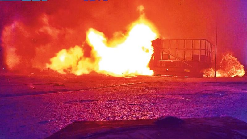 Die brennbaren Elektrolyte einer Elektroauto-Batterie erzeugen Stichflammen. Ein solches Feuer ist nicht löschbar. Stattdessen müssen brennende Batteriemodule mit großen Mengen Wasser gekühlt werden, um den Brand einzudämmen. (Bild: Empa)