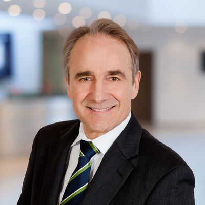 Karl-Heinz Streibich, der Vorstandsvorsitzende der Software AG, freut sich über die gelungene Übernahme von Cumulocity. Sie erlaube Unternehmen einen leichteren Zugang zum Internet der Dinge.(Bild:  Marc Fippel Fotografie)