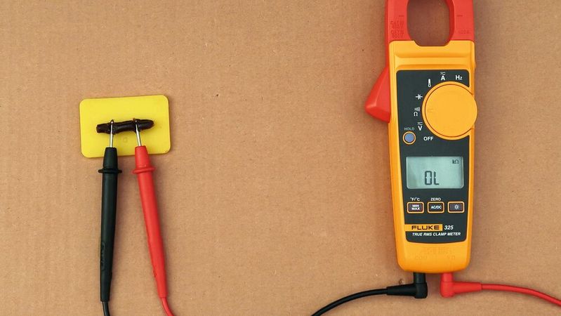 Das Multimeter beweist es: Polfett ist nicht elektrisch leitend. Das Kürzel „OL“ steht für open load, also offene Last (unendlich großer Widerstand).(Bild:  Diehl – VCG)