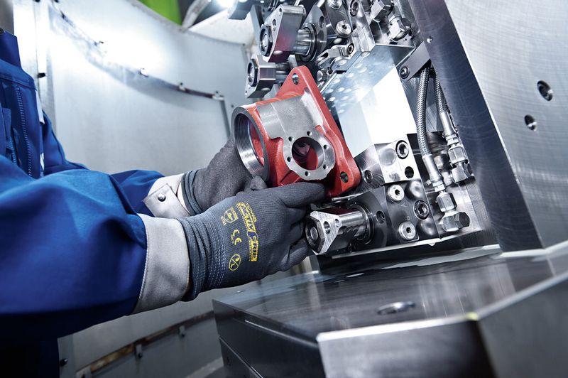 Neben der Montage werden am Standort auch viele Einzelteile für bearbeitet. Im Bild: Fräsarbeiten an einem Gehäuse eines Spindelhubelements SHE der Marke Pfaff-silberblau. (Bild: Columbus McKinnon)