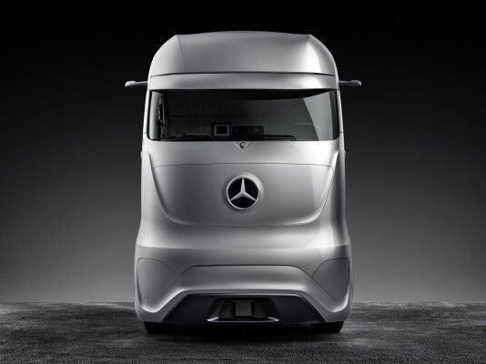 Aerodynamically optimised, it is able to reduce the fuel consumption of the complete semitrailer combination by up to five percent. (Image source: Mercedes-Benz)