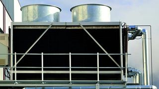 Eine neue Kühlanlage erlaubt den Betrieb mit höheren Kühlmitteltemperaturen und den Verzicht auf Kaltwassersätze. (Bild: Jörg Kastowsky)