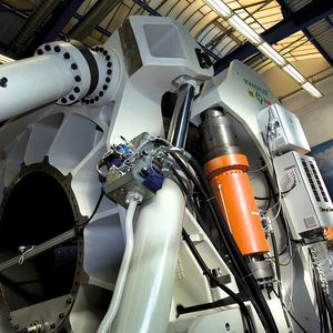 Großlagerprüfstand Astraios: Schnellere und zuverlässigere Auslegung von Windkraftanlagen: Auf dem Großlagerprüfstand können Großlager bis 15 Tonnen und 3,5 Meter Außendurchmesser, wie sie insbesondere in der Windkraft eingesetzt werden, mit Hilfe eines breiten Simulationsprogramms unter praxisähnlichen Bedingungen getestet werden.