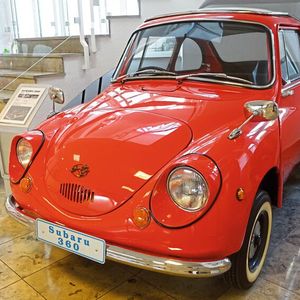 Mit ihm startete Subaru 1958 in den Serienautomobilbau: Der Modellname leitet sich beim 360 von seinem Hubraum ab, der sich mit 356 cm³ knapp unter der bis Ende 1975 geltenden Obergrenze von 360 cm³ für die in Japan steuerbegünstigten Kleinstwagen (Kei-Cars) bewegte. Anfangs leistete der Motor 16 PS, später gab es auch einen 23 PS starken, 423 cm³ großen Motor.  (Bild: Dominsky – VCG)