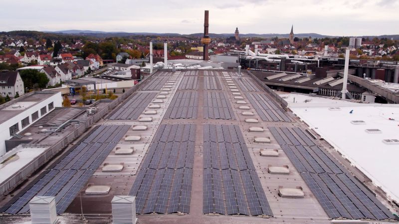 Photovoltaikanlagen im Continental-Reifenwerk in Korbach: Ein neuer Windpark liefert bald zusätzliche Energie für das Werk.(Bild:  Continental)