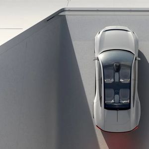 Durch den Verzicht auf eine Heckscheibe erstreckt sich das Glasdach des Polestar Precept bis hinter hinter die Rücksitze. (Bild:  Polestar)