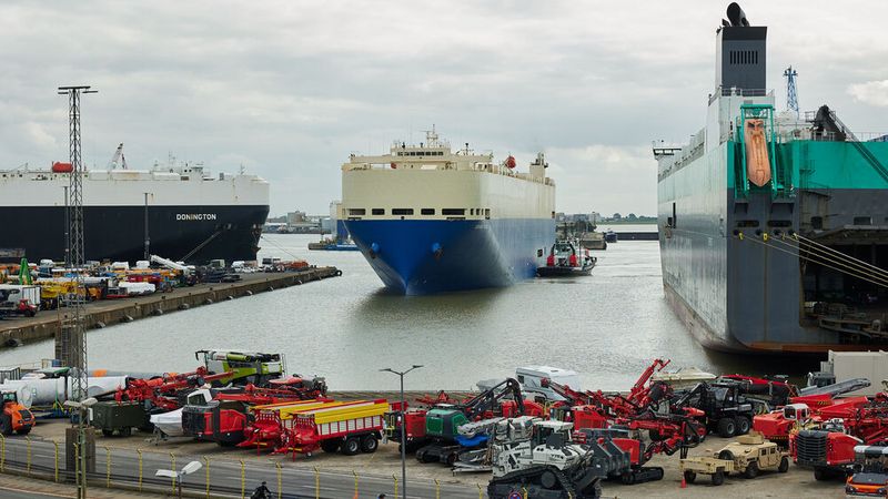 Am Kaiserhafen, der seinen Namen seiner Entstehung im Jahr 1872 verdankt, herrscht wie überall am Autoterminal Bremerhaven ein ständiges An- und Ablegen, das wie Ebbe und Flut streng nach Plan verläuft. (Bild: Hyundai)