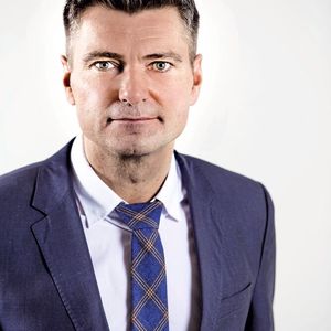 Thomas Visti, CEO von MiR: „Kleinere Losgrößen erfordern agile Produktionsstätten mit flexibler und leicht anpassbarer Intralogistik. Unsere benutzerfreundliche Automatisierungslösung bietet genau das.“