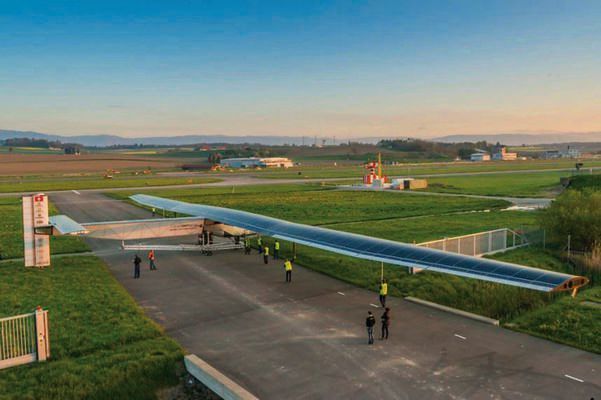 Das Flugzeug aus Kohlenfaser-Werkstoffen hat die Spannweite einer Boeing 747 (63,4 m) und das Gewicht eines Autos (2.300 kg). (Solar Impulse)
