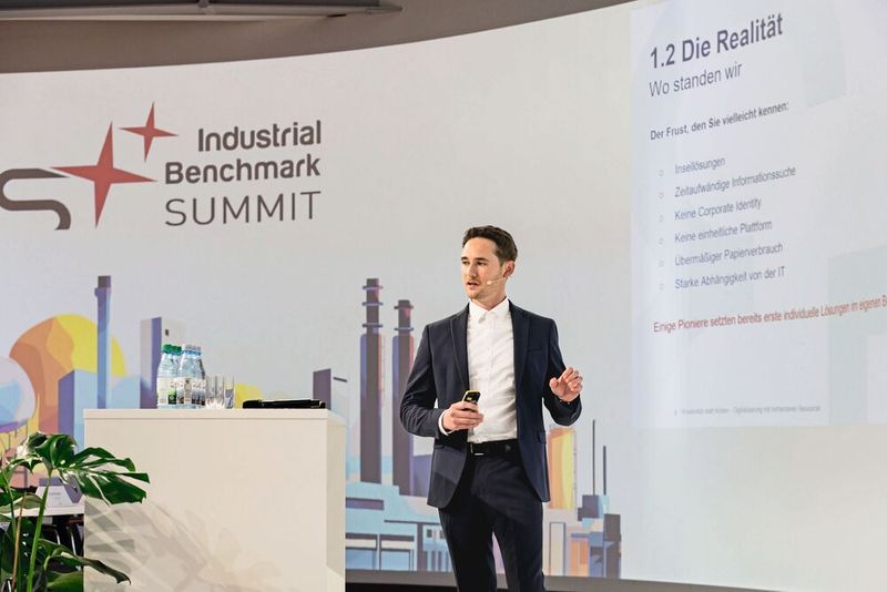 In seiner Keynote berichtete Bastian Ballmann von Koenig & Bauer über die Ergebnisse eines Hackathons, bei dem mithilfe von Künstlicher Intelligenz ein Fertigungscockpit erstellt werden sollte. (Bild: Stefan Bausewein)