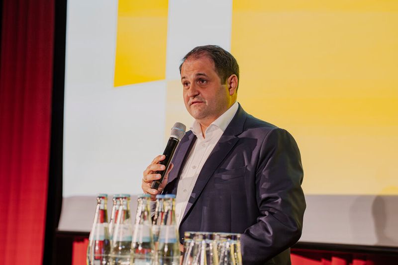 Nathanael Liminski, Minister für Bundes- und Europaangelegenheiten, Internationales sowie Medien des Landes NRW, plädiert bei seinem Impulsvortrag für Bürokratieabbau. (Bild: Conet)
