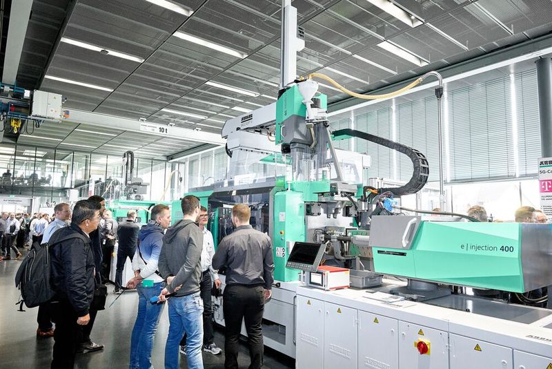 Eine, wie Arburg betont, interessante 2-Komponenten-Anwendung war bei den Technologie-Tagen 2024 das Spritzgießen von Teigschabern aus PCB und LSR auf einem Allrounder More 2000. (Bild: Arburg)