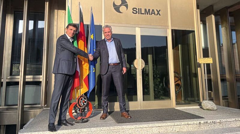 Dr. Dario Fumagalli (Silmax) und Jörn Bielenberg (Pferd Tools) vor der damaligen Firmenzentrale in Lanzo Torinese. (Bild: Pferd Tools)