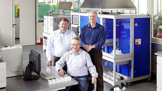 Die Ergebnisse des Erfolgsteams von Arburg sind auf der „World PM2016 Congress and Exhibition“ vom 09. bis 13. Oktober zu bestaunen (v. l.): Marko Maetzig, Hartmut Walcher und Uwe Haupt im modernen PIM-Labor von Arburg. Dort konnte eine Möglichkeit entwickelt werden das Pulver-Spritzgießen (PIM) günstiger zu machen. (Arburg)