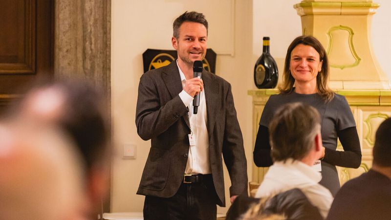 Christian Otto, seit Jahresbeginn Chefredakteur von »Fahrzeug+Karosserie«, und Veranstaltungsorganisatorin Sina Zorn begrüßten die Gäste. (Bild: Stefan Bausewein)