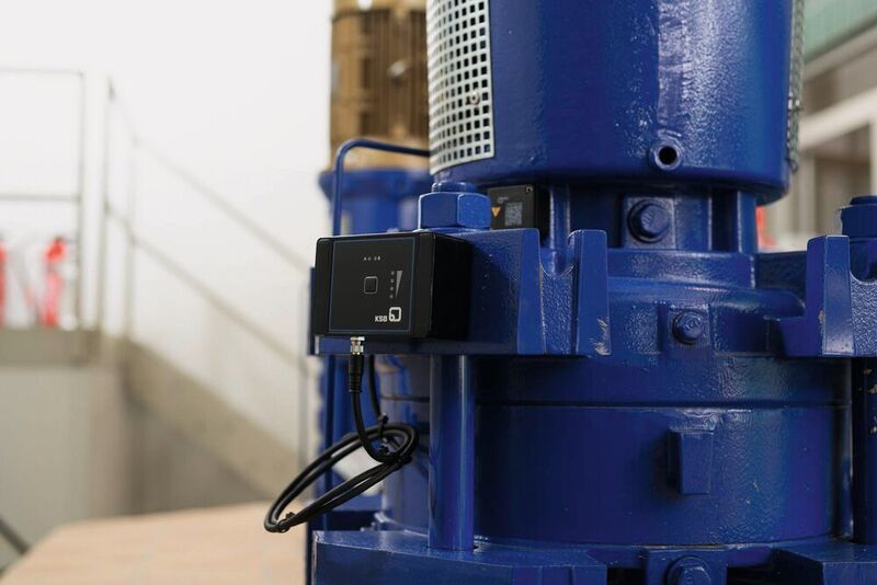 Die Sensoreinheit – mit Magneten und Industrieklebstoff am Lagerträger oder an der Antriebslaterne der Pumpe befestigt – misst unter anderem die Schwingungen an der Pumpe ... (KSB)