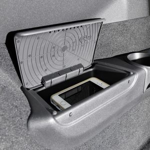 Im Deckel eines Ablagefachs im Oberklasse-SUV XC90 von Volvo sitzt eine grinsende kleine Spinne in ihrem Netz.(Bild:  Volvo)