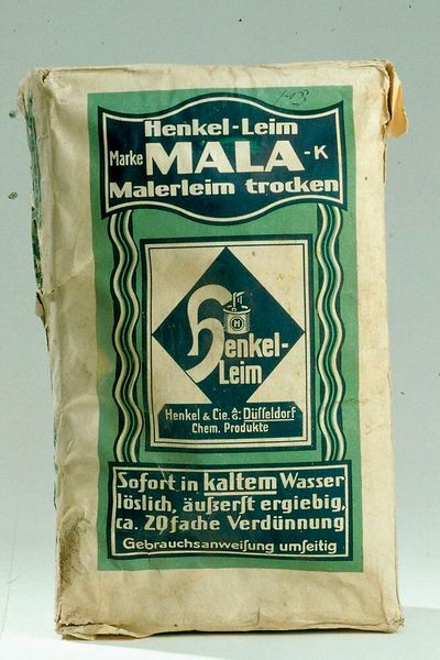 So sieht das ganze Klebstoffpaket aus, mit dem Henkel seine Erfolgsgeschichte in die Wege geleitet hat: der wasserlösliche Malerleim Mala, der auf Kartoffelstärke basiert. Hinzu kam der Tapetenkleister Tapa, von dem aber kein Bild zur Verfügung steht. (Bild: Henkel AG)