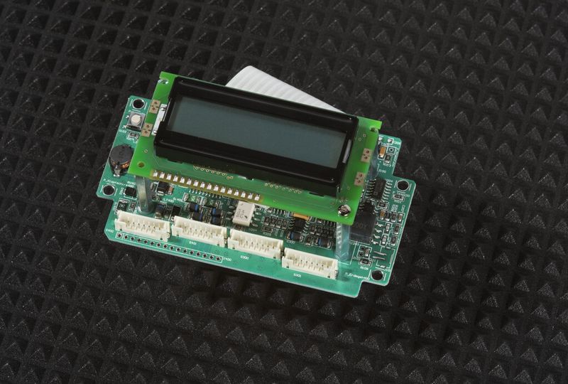 Verbessertes Design: Mit Hilfe der Optimierungsvorschläge konnte die anfänglich vorgesehene beidseitige SMD/THT-Bestückung auf eine einseitige Bestückung reduziert werden. (Bild: productware)