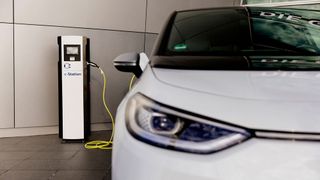 Apps können dabei helfen, freie Ladesäulen zu finden, die mit dem E-Auto kompatibel sind.  (Volkswagen)