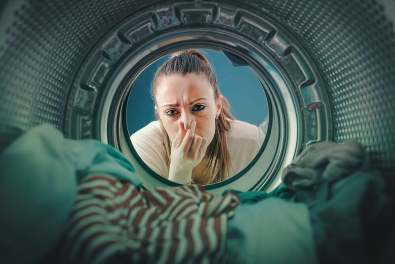 Wenn es aus der Waschmaschine stinkt, sind Bakterien dafür verantwortlich. Doch (andere) Bakterien könnten auch helfen, den Geruch zu mindern...