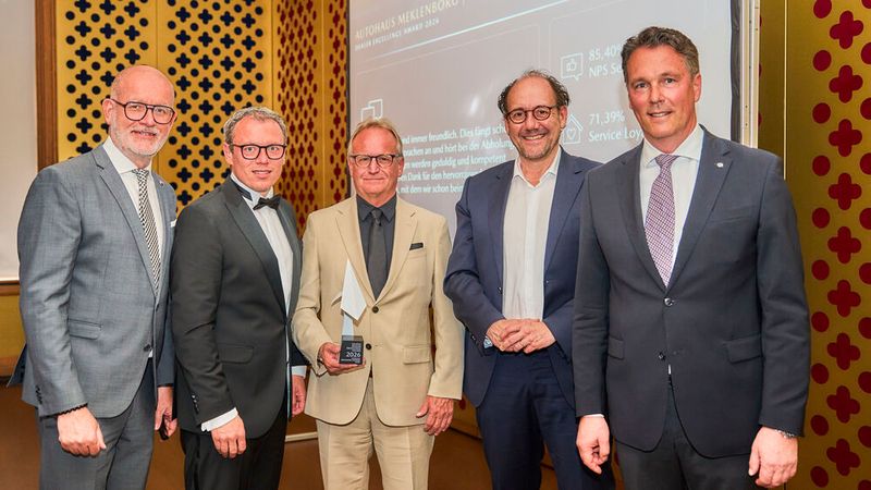 1. Platz Kategorie Metropolitan: (v. l.) Dino Damiano, Direktor Marketing Mazda Deutschland; Björn Leonhardt, Thomas Tewes und Andreas Schulz, Autohaus Meklenborg; Bernhard Kaplan, Geschäftsführer Mazda Deutschland. (Bild: SilkeSteinrathsPhotography)