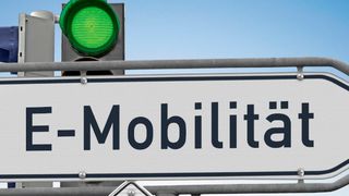 Noch steht die Ampel für die E-Mobilität noch nicht überall auf Grün. (Bild: © kamasigns - stock.adobe.com)