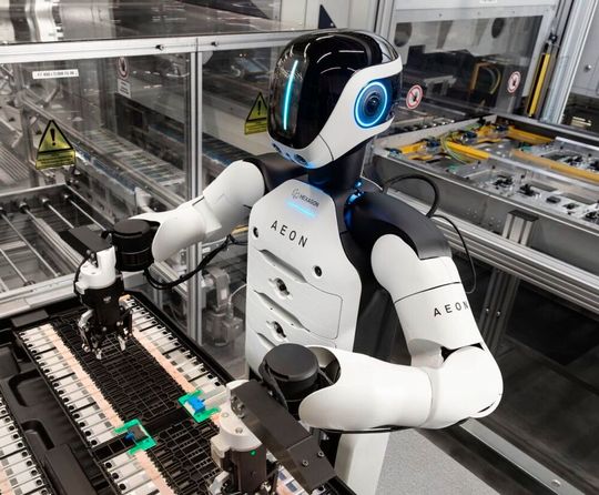 BMW untersucht seit einiger Zeit, wie sich humanoide Roboter in seinen Werken nützlich machen können. Im Leipziger-BMW-Werk handelt es sich um Aeon-Humanoide von Hexagon, die derzeit testweise die Produktion untersützen ...(Bild:  Hexagon)