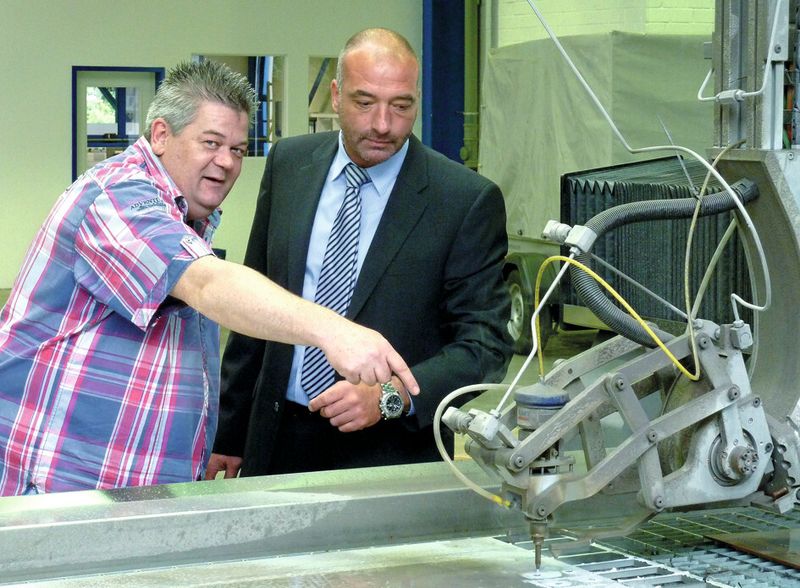Ralph Senula (l.), erfahrener Fertigungsfachmann, hat sich mit Wasserstrahlschneiden für die Selbständigkeit entschieden. Hans-Jörg von Gersdorff vom Lieferanten Hezinger stand ihm beratend zur Seite. (Bild: Kuhn)