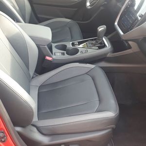 In der höchsten verfügbaren Ausstattungsvariante namens Platinum sitzt man serienmäßig auf Ledersitzen. Sie sind vielfach elektrisch verstellbar (inkl. Lordosestütze) und bieten guten Komfort. Selbstverständlich gibt es eine Sitzheizung, eine entsprechende Kühlfunktion jedoch nicht. Die Ablagen in den Türen fallen eher klein aus, dafür gibt es ein großes Fach in/unter der Mittelarmlehne. Aber: Trotz besagter Platinum-Variante kosten die Fußmatten (mit „Crosstrek“-Schriftzug) 82 Euro Aufpreis. Dafür gibt es wiederum einen „Sitzflächenairbag“ für den Beifahrer. Er soll das Durchrutschen unter den Gurt verhindern.(Bild:  Dominsky – VCG)