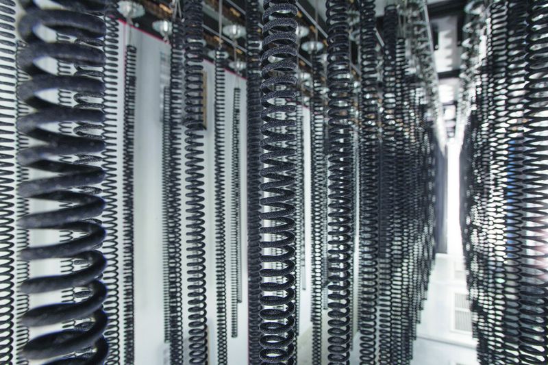 Beflockte Federn – AHC will sie in der neuen Anlage automatisiert beflocken. (Bild: AHC)