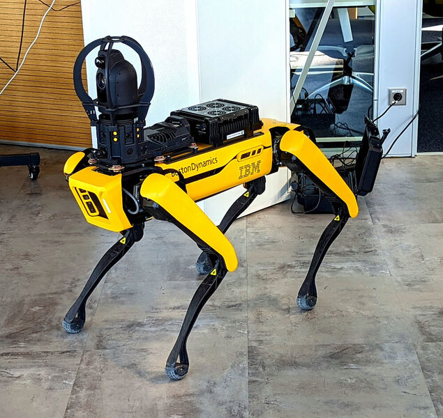 Es gibt verschiedene Aufbauten für den Roboterhund. Dieser hier hat viele Kameras mit Optik und Laser und viel Leistung für die lokale Datenverarbeitung.  (Harald Karcher)