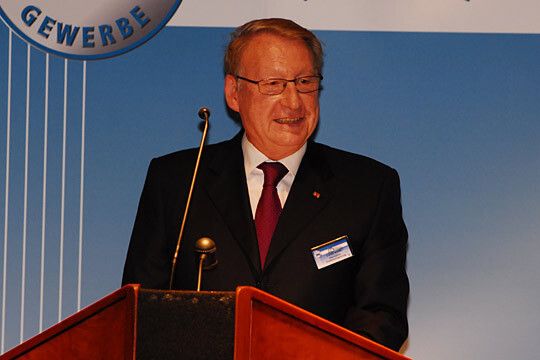 Obermeister Dieter Ernst forderte viel Kreativität von der Branche: „Wir müssen was tun, wenn wir E-Mobile warten wollen!“ (Archiv: Vogel Business Media)