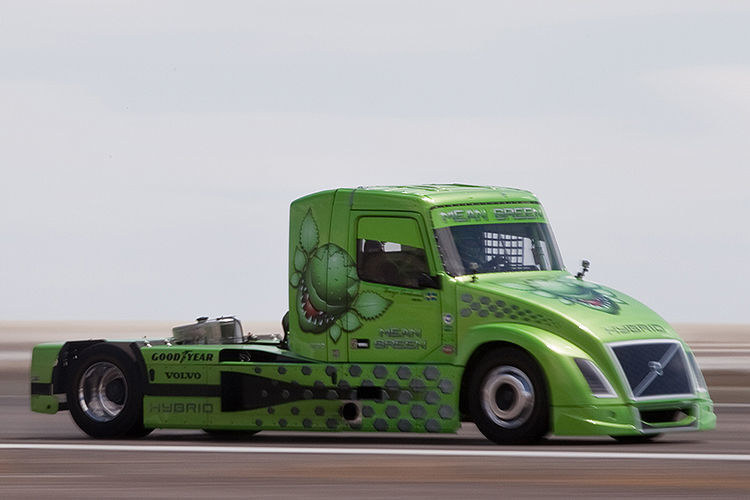 Mean Green: der schnellste Hybrid-Lkw der Welt, hat auf dem Flugplatz Wendover in Utah, USA, zwei neue Geschwindigkeits-Weltrekorde aufgestellt. (Volvo)