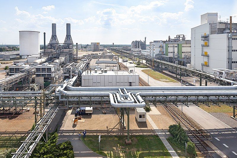 Platz 4: BASF (DE), 68,2 Mrd. €  Mit umgerechnet 67,8 Milliarden Euro Jahresumsatz ist das Unternehmen das zweitumsatzstärkste weltweit. Gemessen am Marktwert landet BASF lediglich auf Platz 4 im Forbes-Ranking der führenden Chemiekonzerne.    Bild: Kai Abresch, BASF Schwarzheide GmbH, Der Lausitzer Produktionsstandort BASF Schwarzheide GmbH (CC BY-SA 4.0)      (Bild: Kai Abresch, BASF Schwarzheide GmbH)